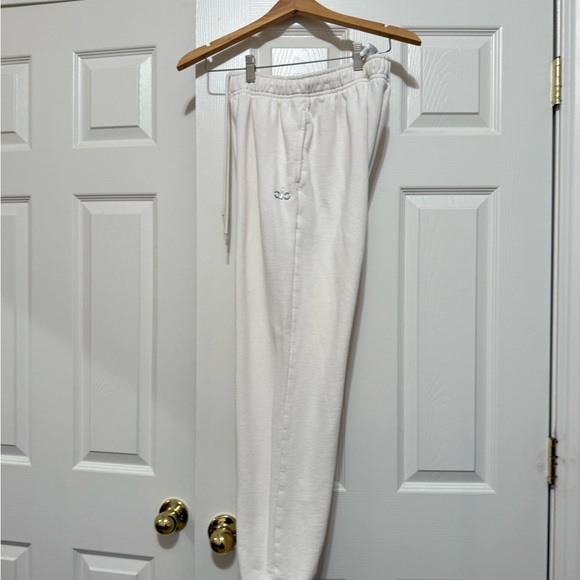 ALO Yoga Off-White Accolade Sweat Pant gently worn - Picture 4 of 12